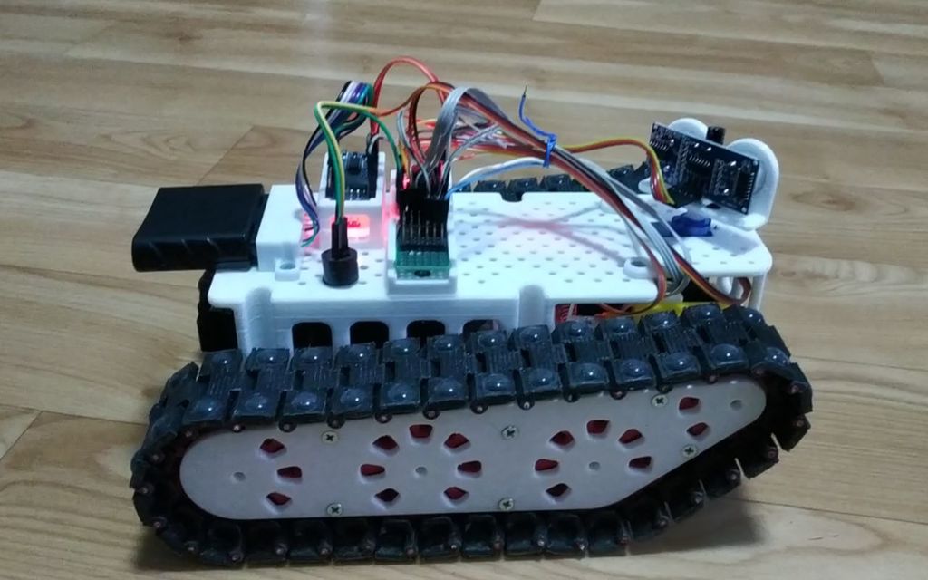 Caterpillar robot that moves along a randomly selected route