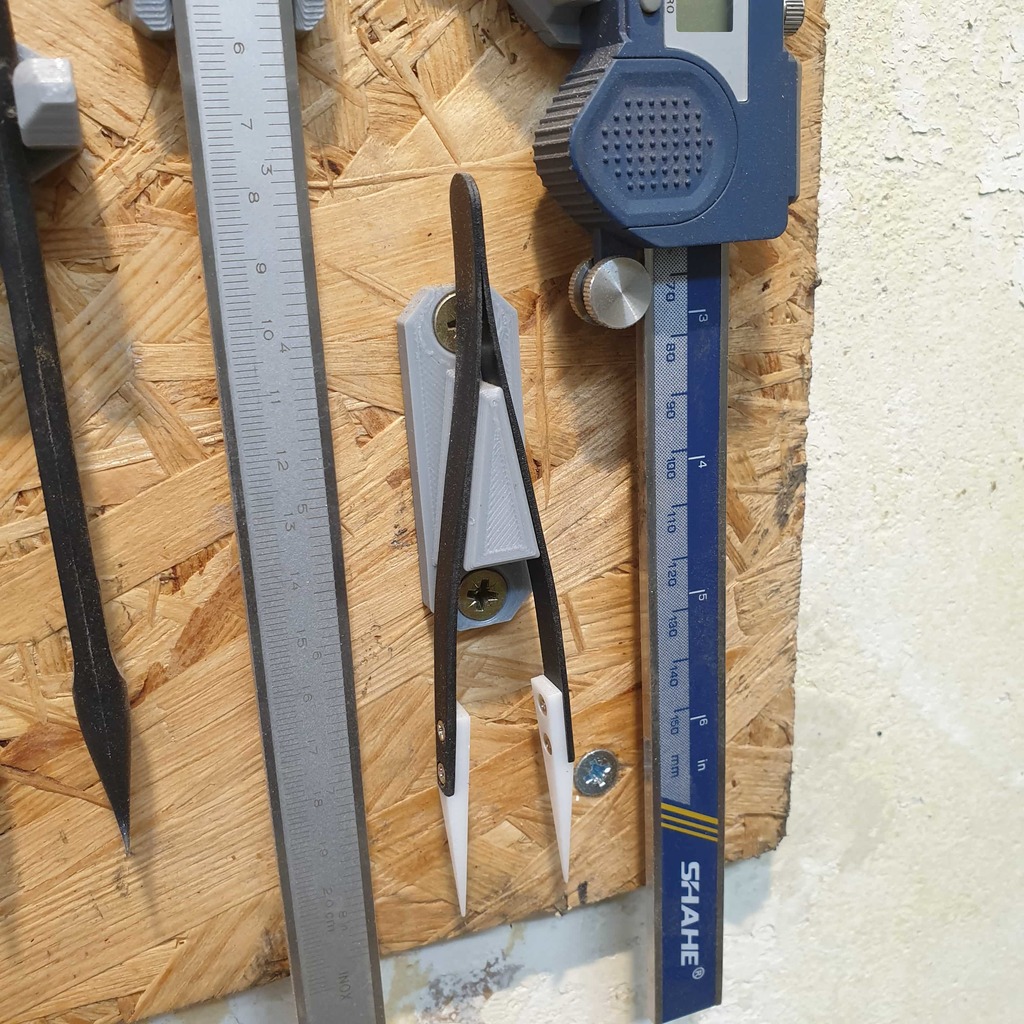 Wall mounted bracket for large tweezers