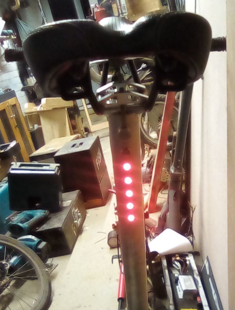 Battery holder for integrated LED seatpost (Brompton)