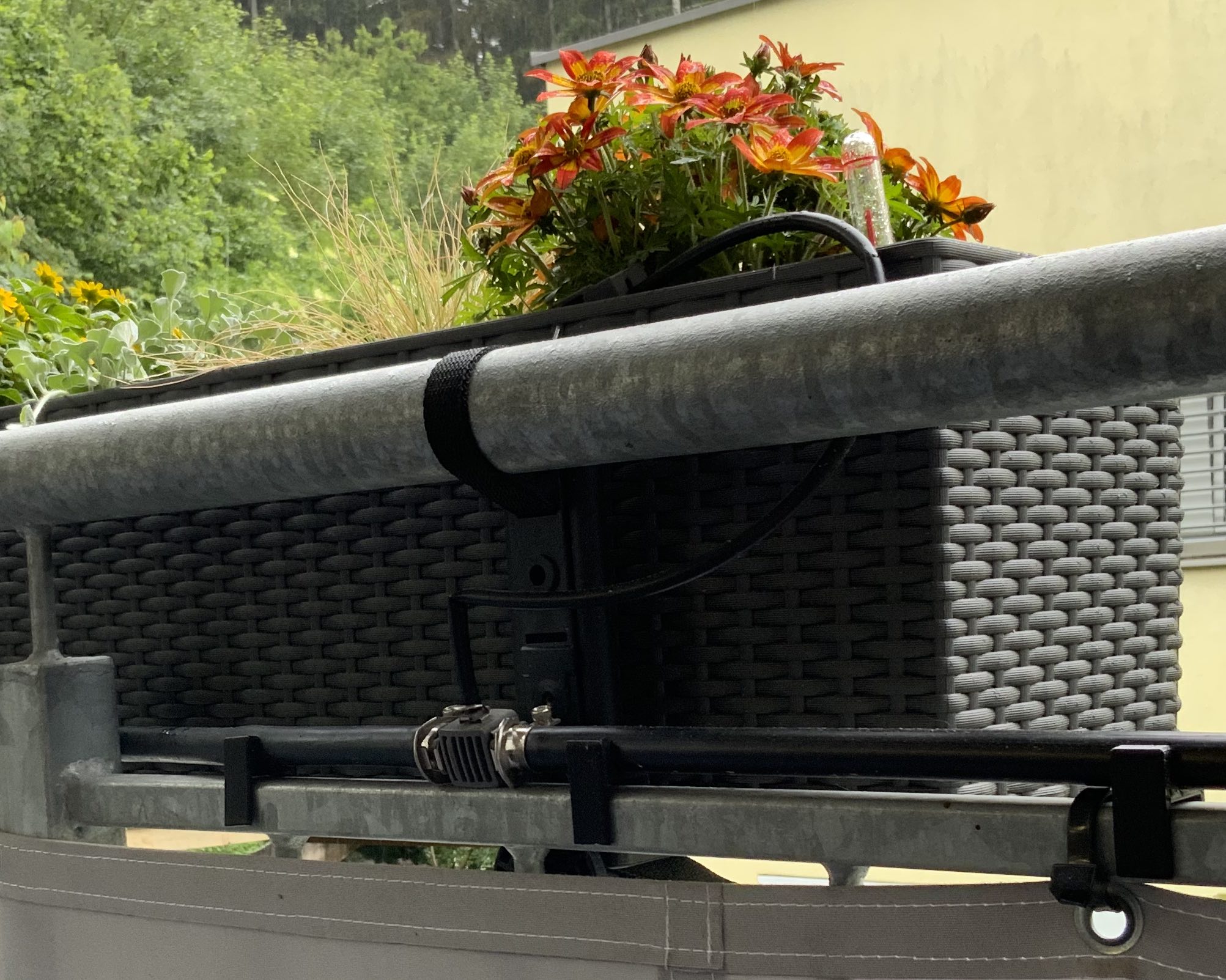 Gardena micro drip Halter für Balkongelaender / mount for balcony handrail