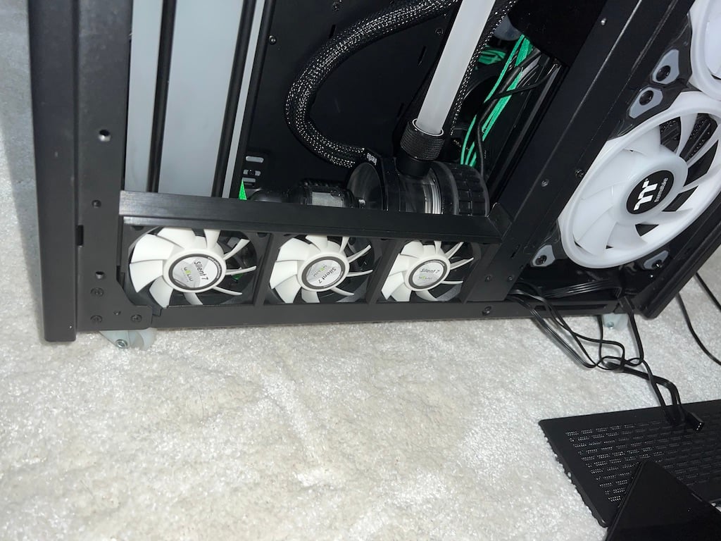 Thermaltake Tower 900 70mm fans lower sides mount