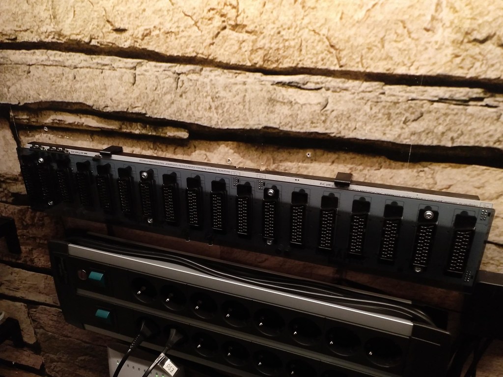 Lotharek's Hydra SCART switch Wall mounts