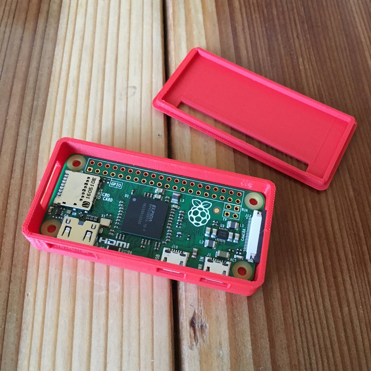 Raspberry Pi Zero case with camera port (screwless)