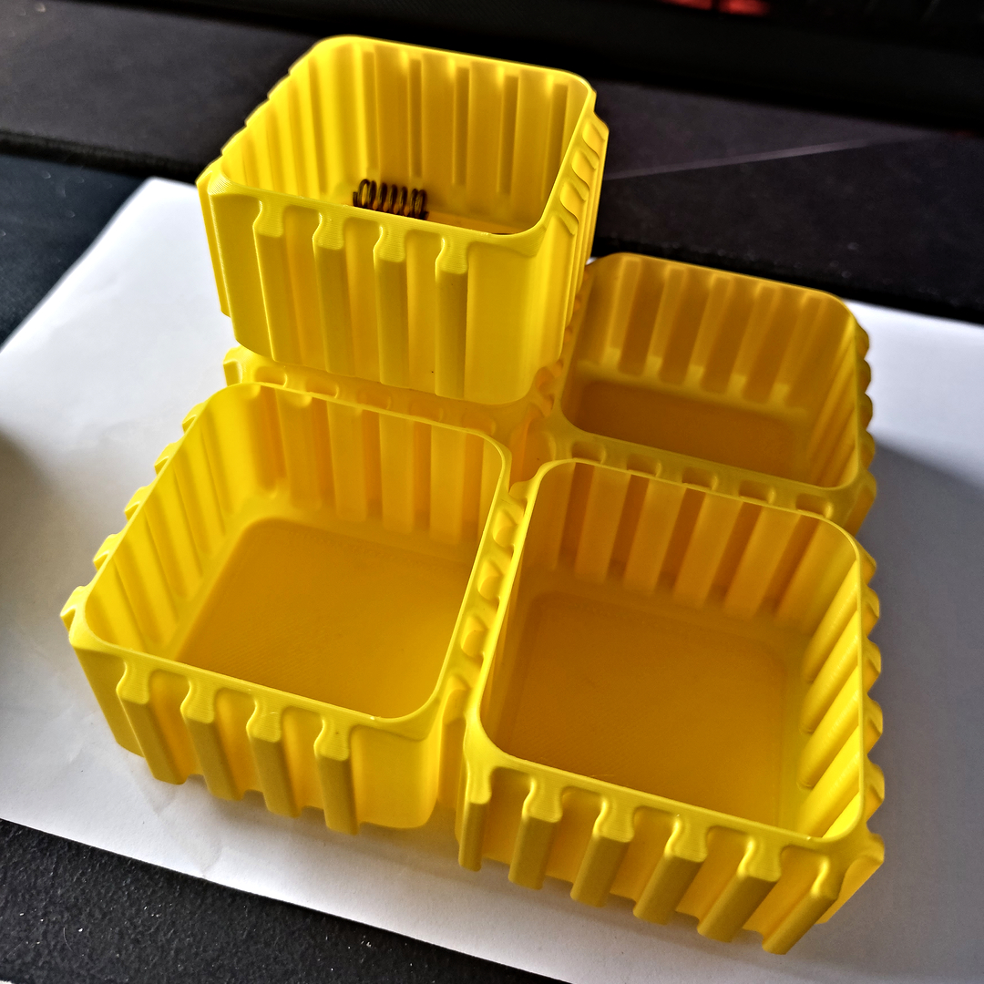 Interlocking and stackable containers (vase mode)