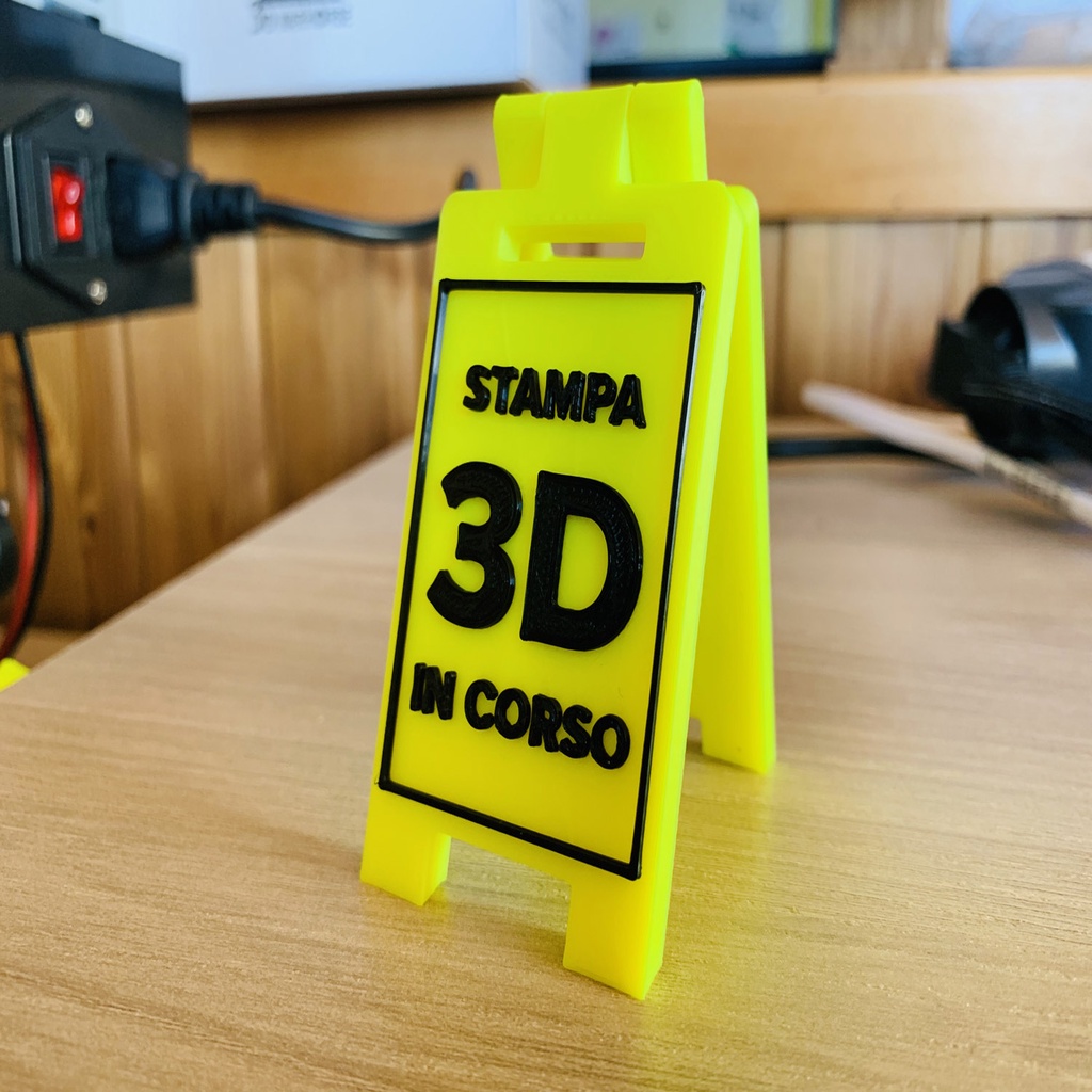 Stampa 3D in corso - mini floor stand