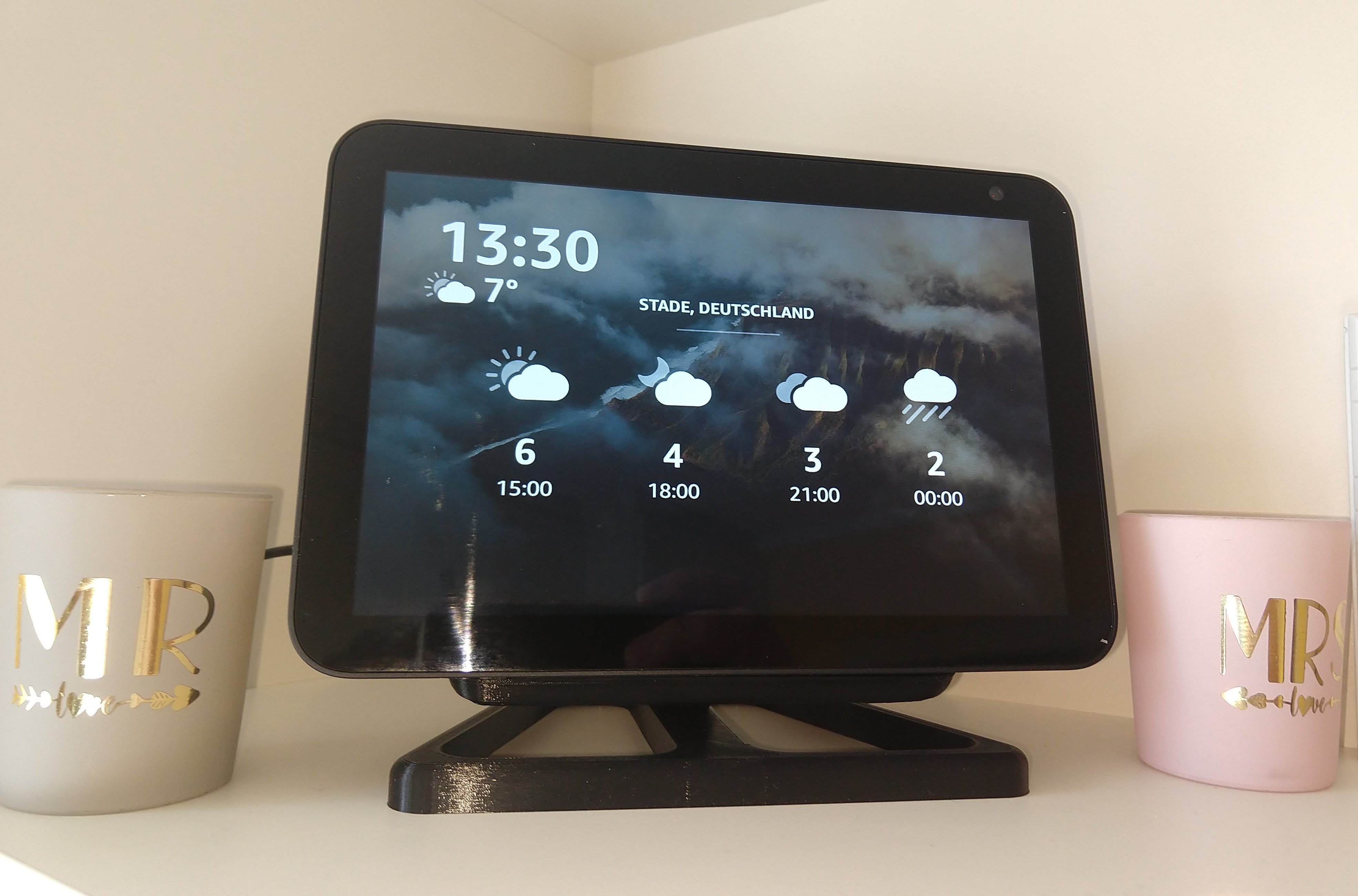 Amazon Echo Show 8 stand