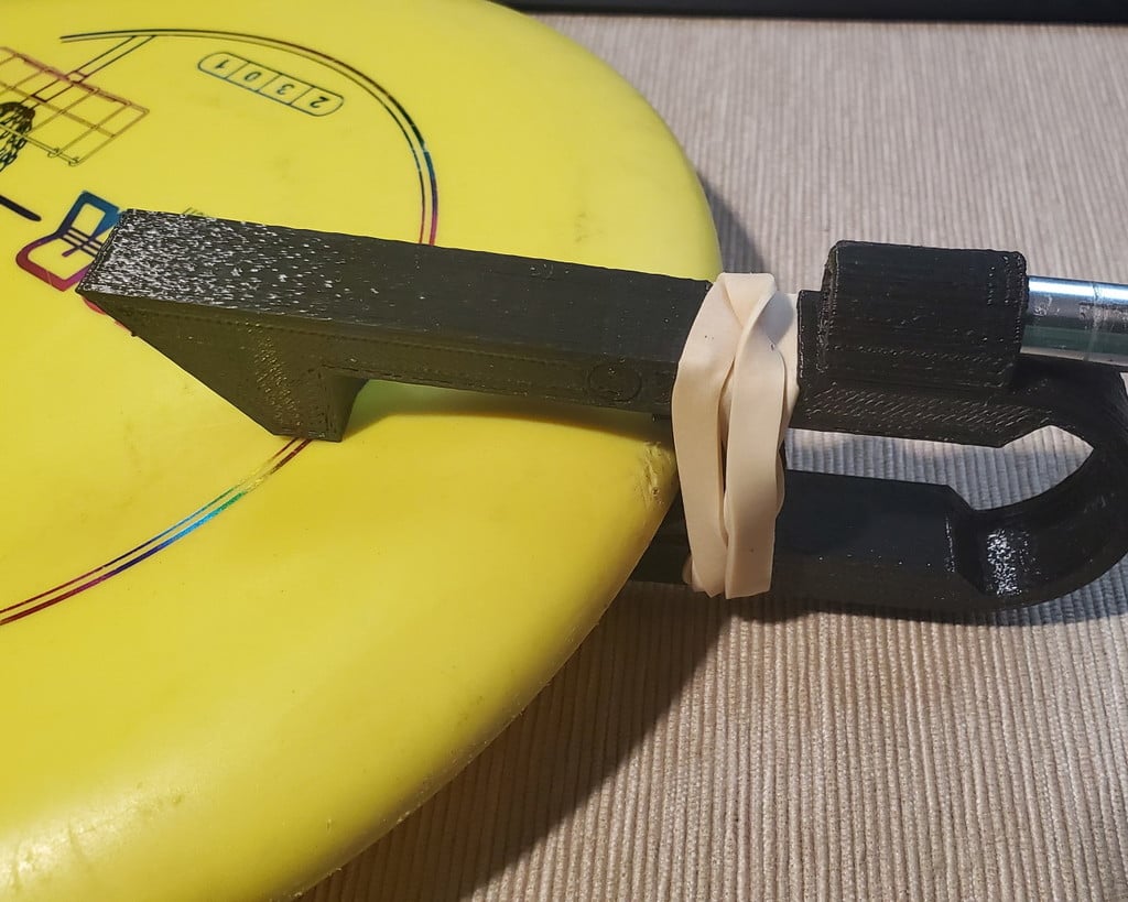 Disc golf disc grabber retriever tool with pole mount