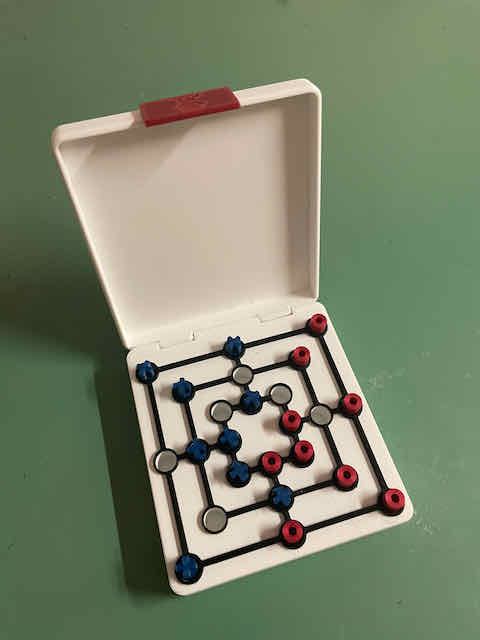 Travel-Mühlespiel (Nine men's morris)