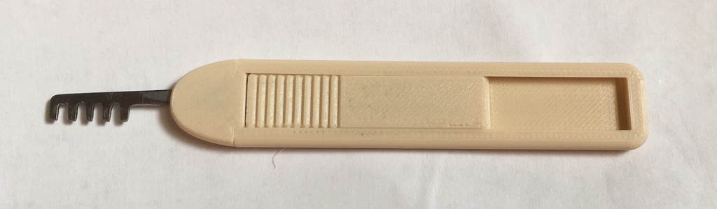 Retractable comb pick handle
