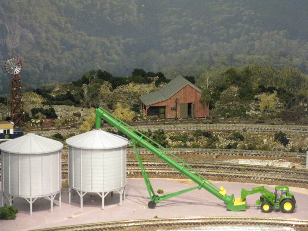 HO Scale Grain Auger and Bin