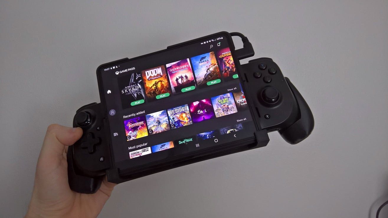 Galaxy Z Fold 3 (w/ Spigen Case) Razer Kishi adapter