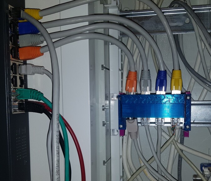 Vertical keystone patch panel