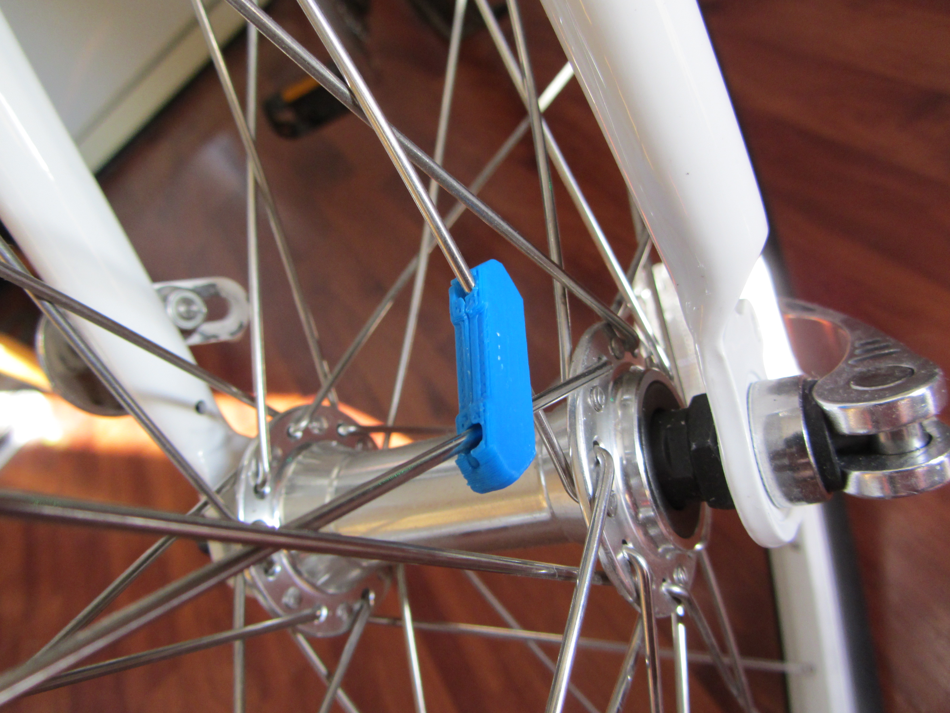 Spoke magnet housing for bicycle computers
