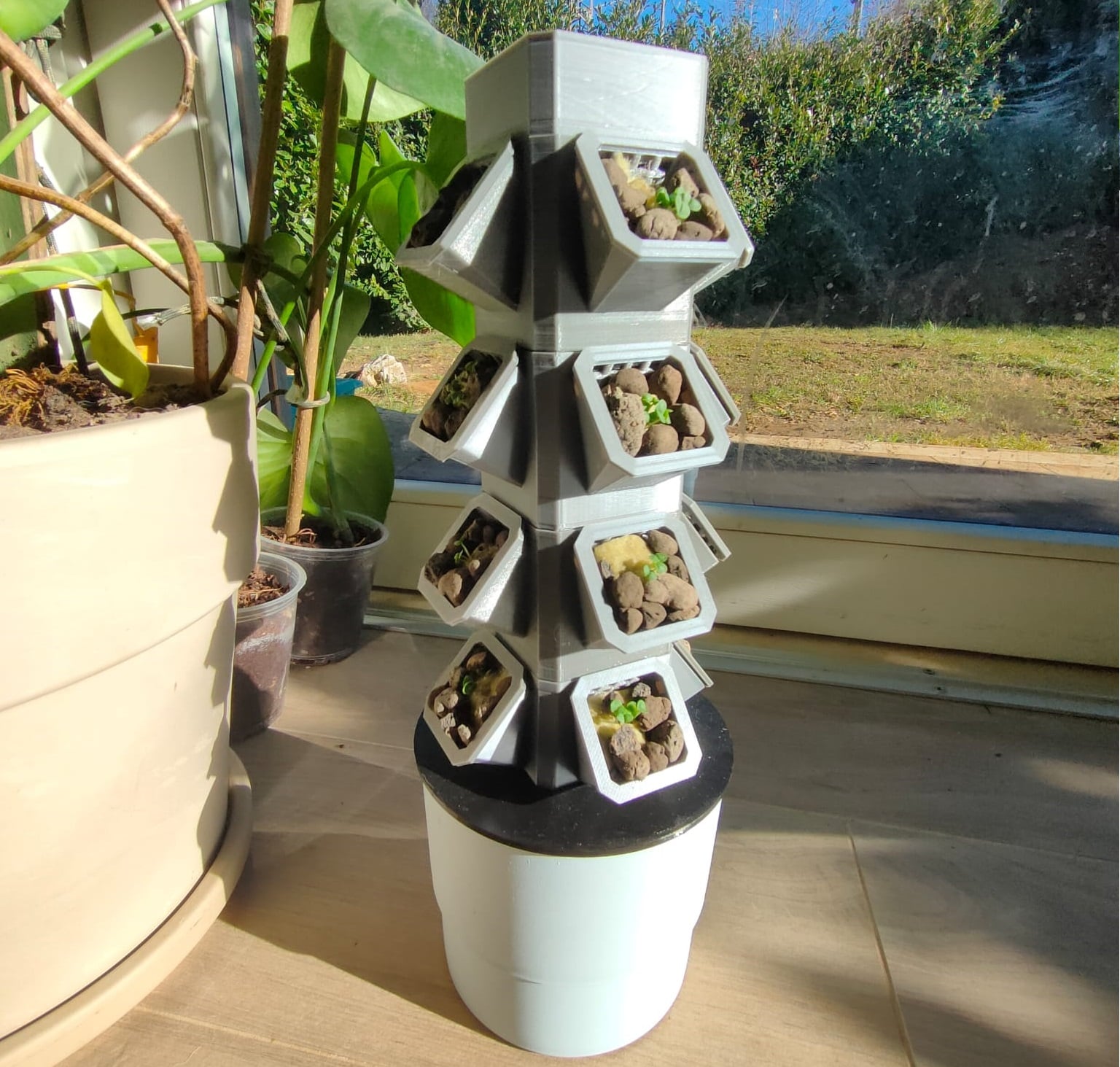 Mini modular hydroponic tower - desktop size