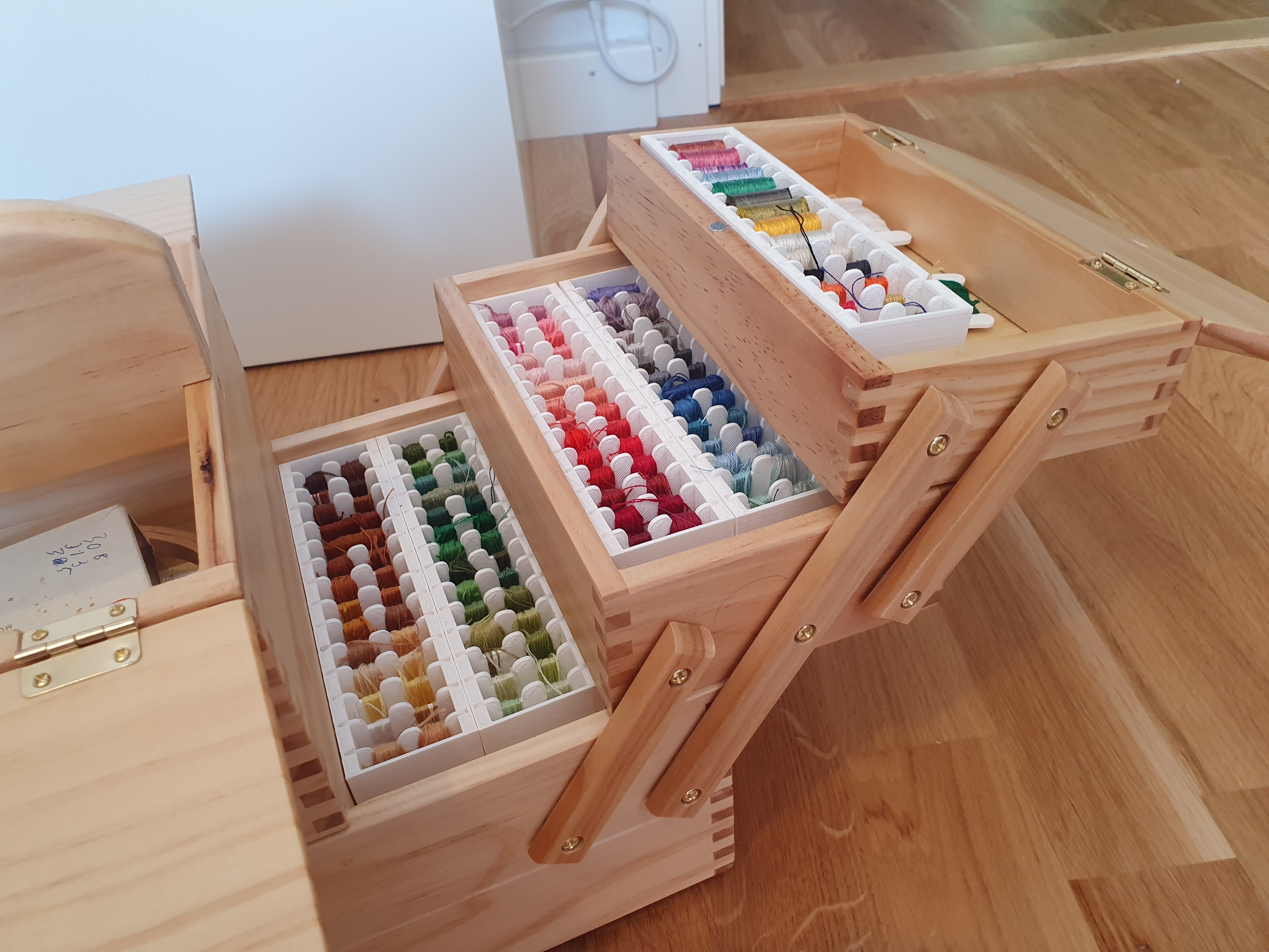 Box and bobbin for embroidery floss