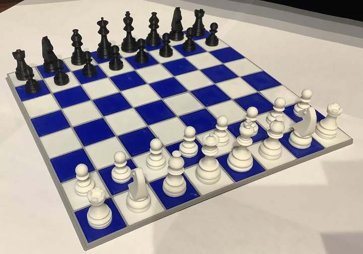 Magnetic travel chess set