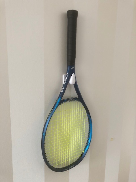 Single wall mounted tennis racket holder