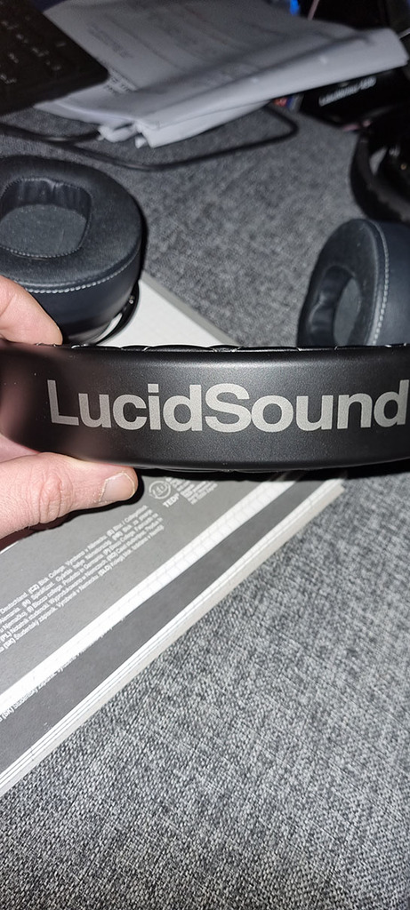 LucidSound LS35X Rotating hinge for earphones