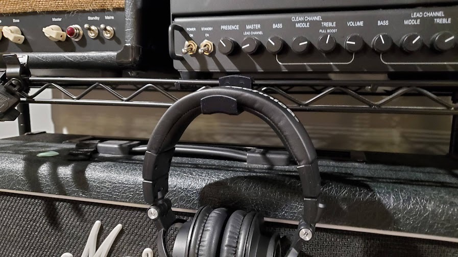 Wire shelves headphone hook