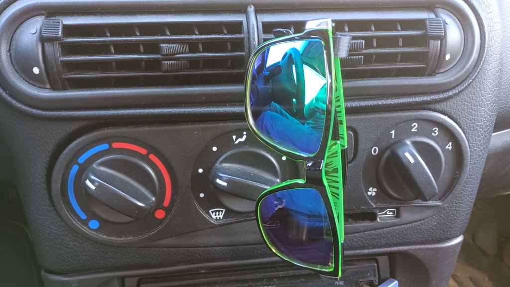 Sunglasses holder for Chevrolet Niva 2123 vent