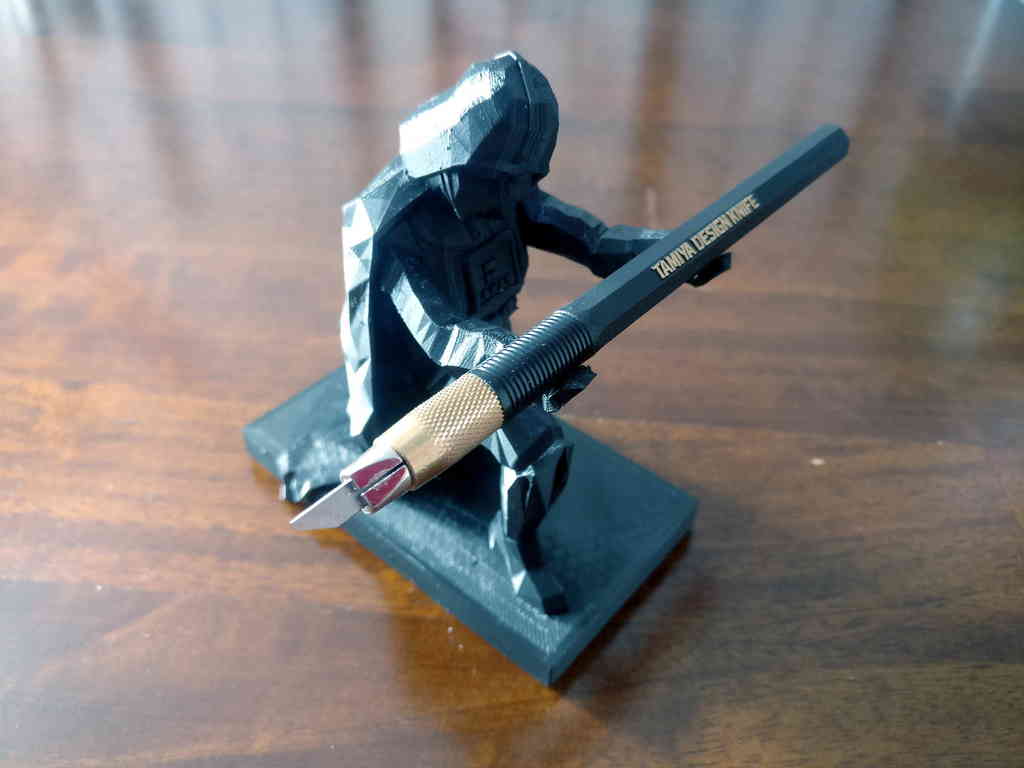 LowPoly Darth Vader Pen Holder (Removed an embedded head in the body and fixed all polygon errors)