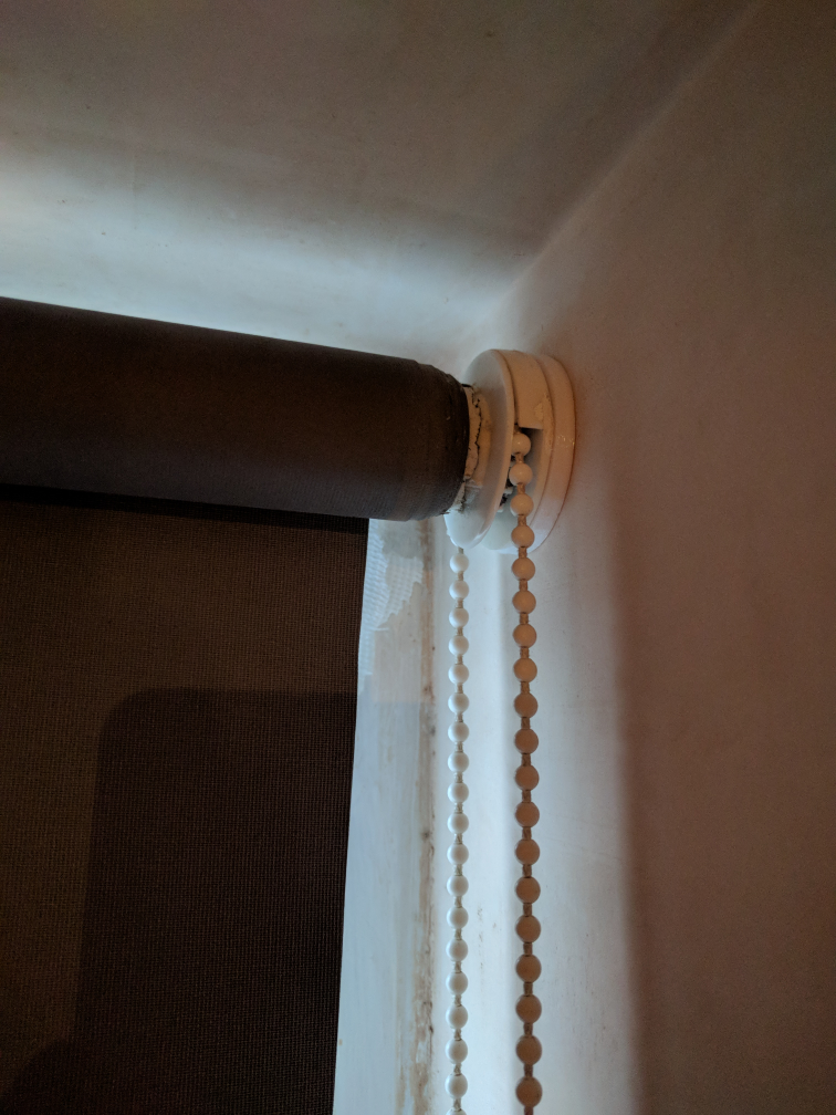 Roller blind mounting brackets