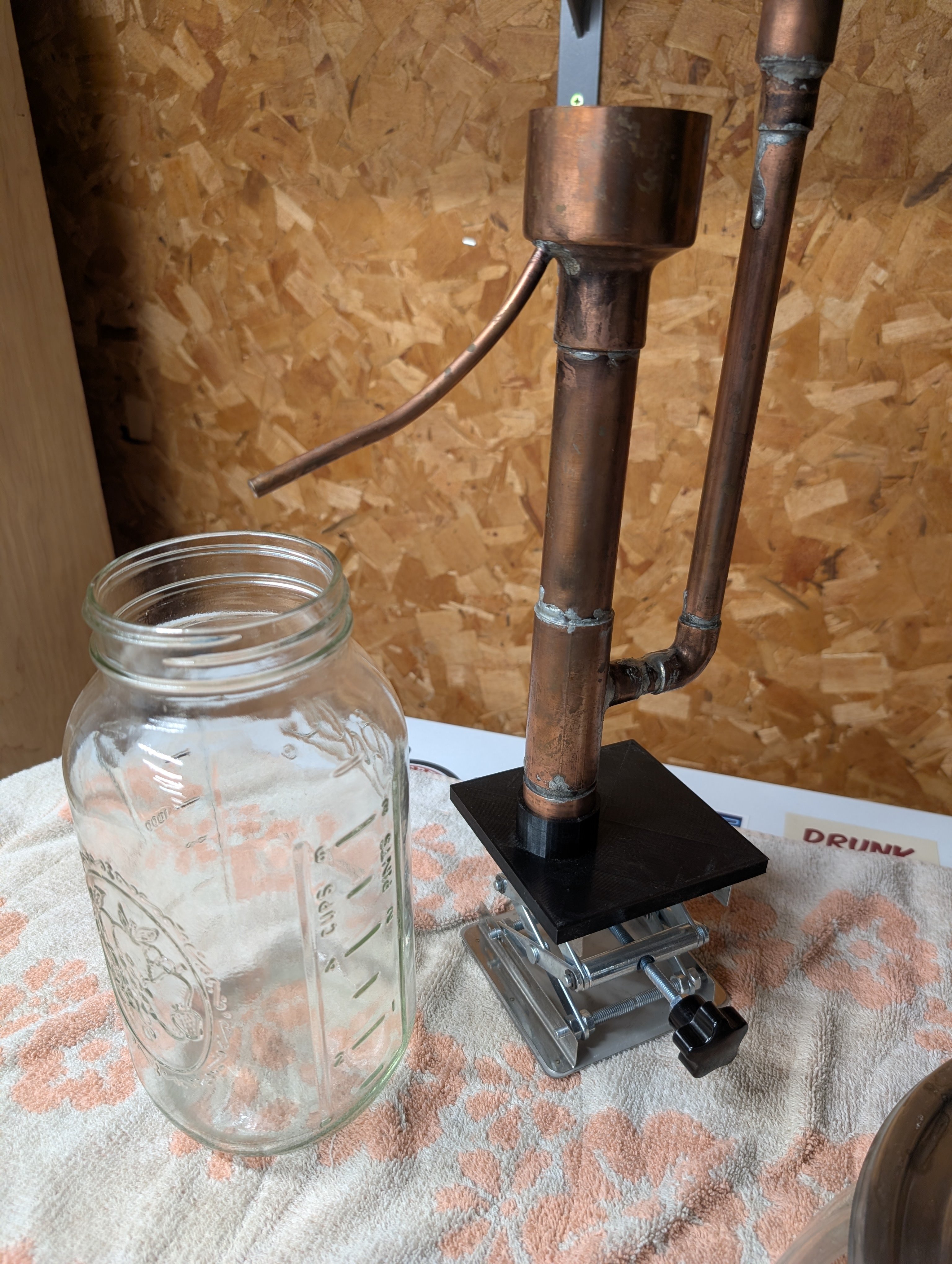 Adjustable parrot stand for distilling