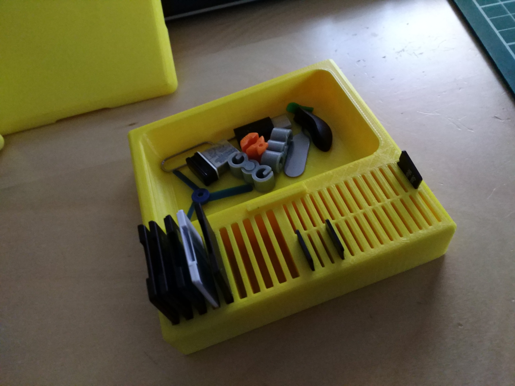 Tray insert for Mario Box