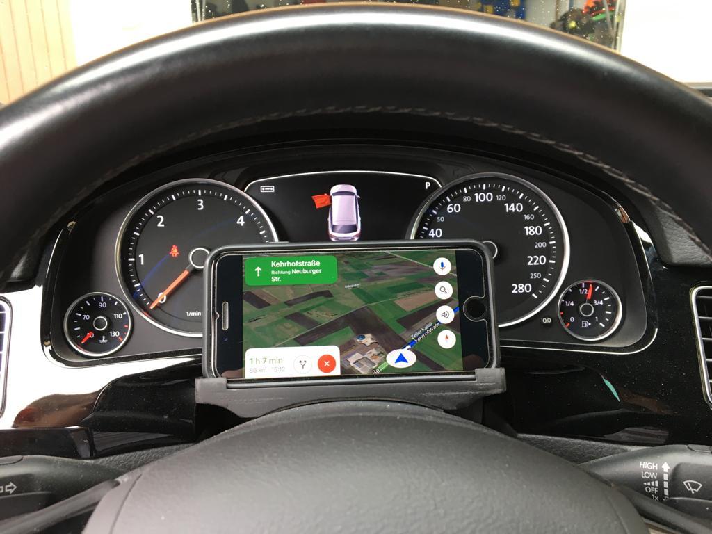 VW Touareg Handyhalterung (IPhone SE mit Spigen Hülle)