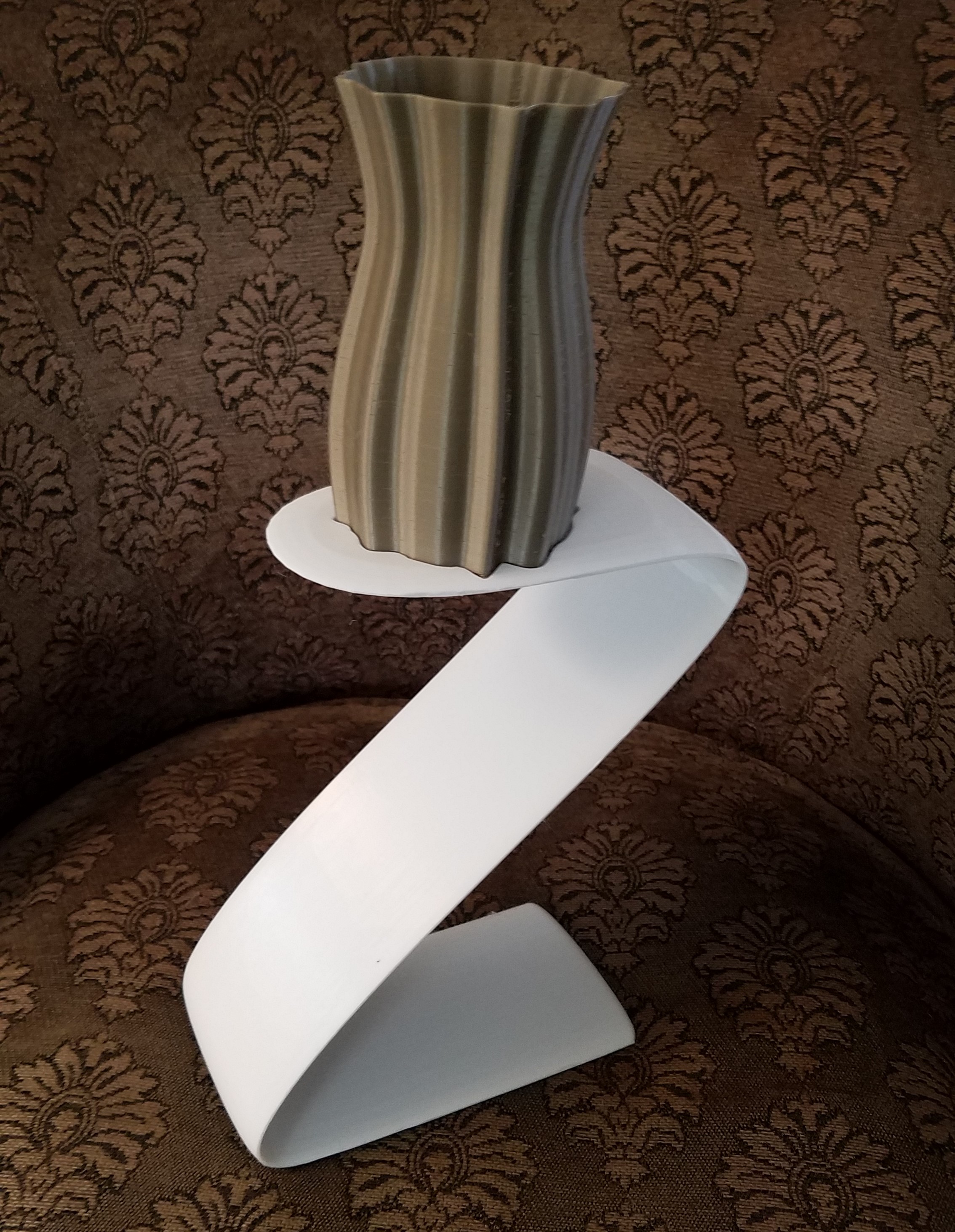 Random circle vase and stand