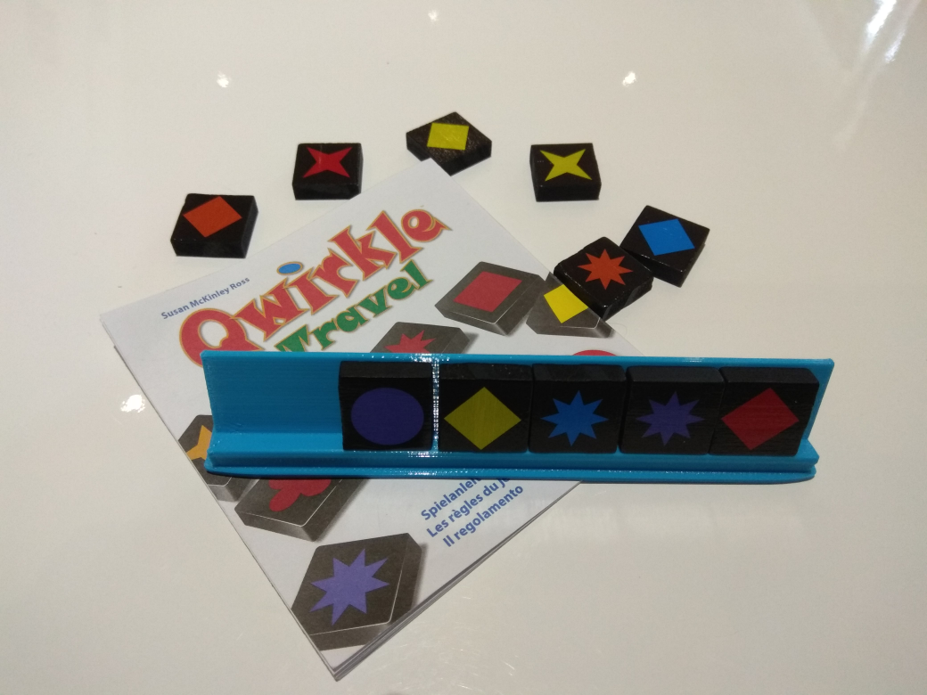 Qwirkle token holder matches 6 tokens (Travel Edition)