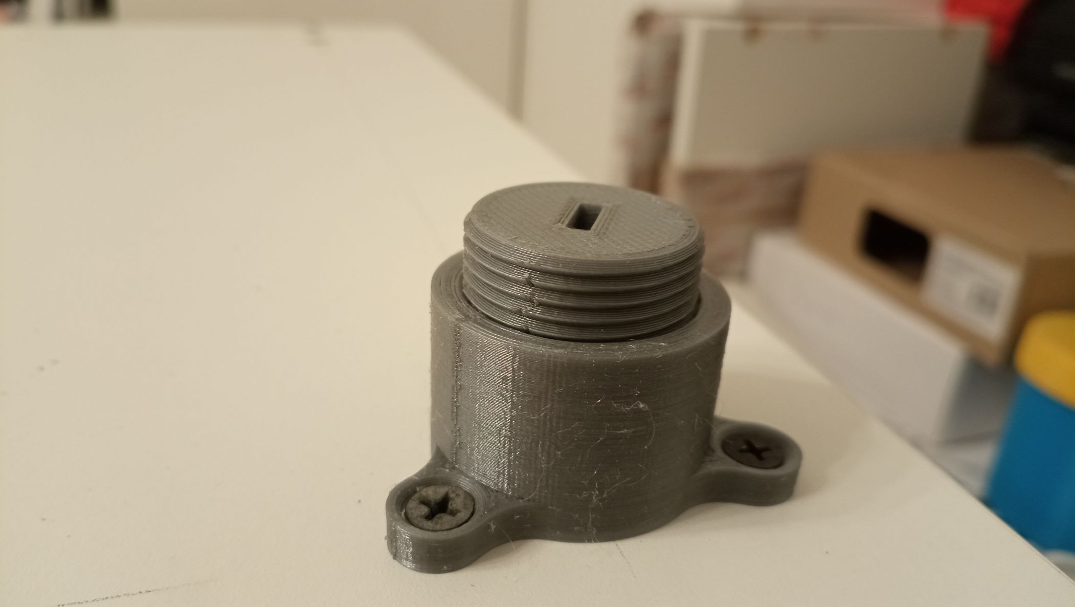 Adjustable furniture leg