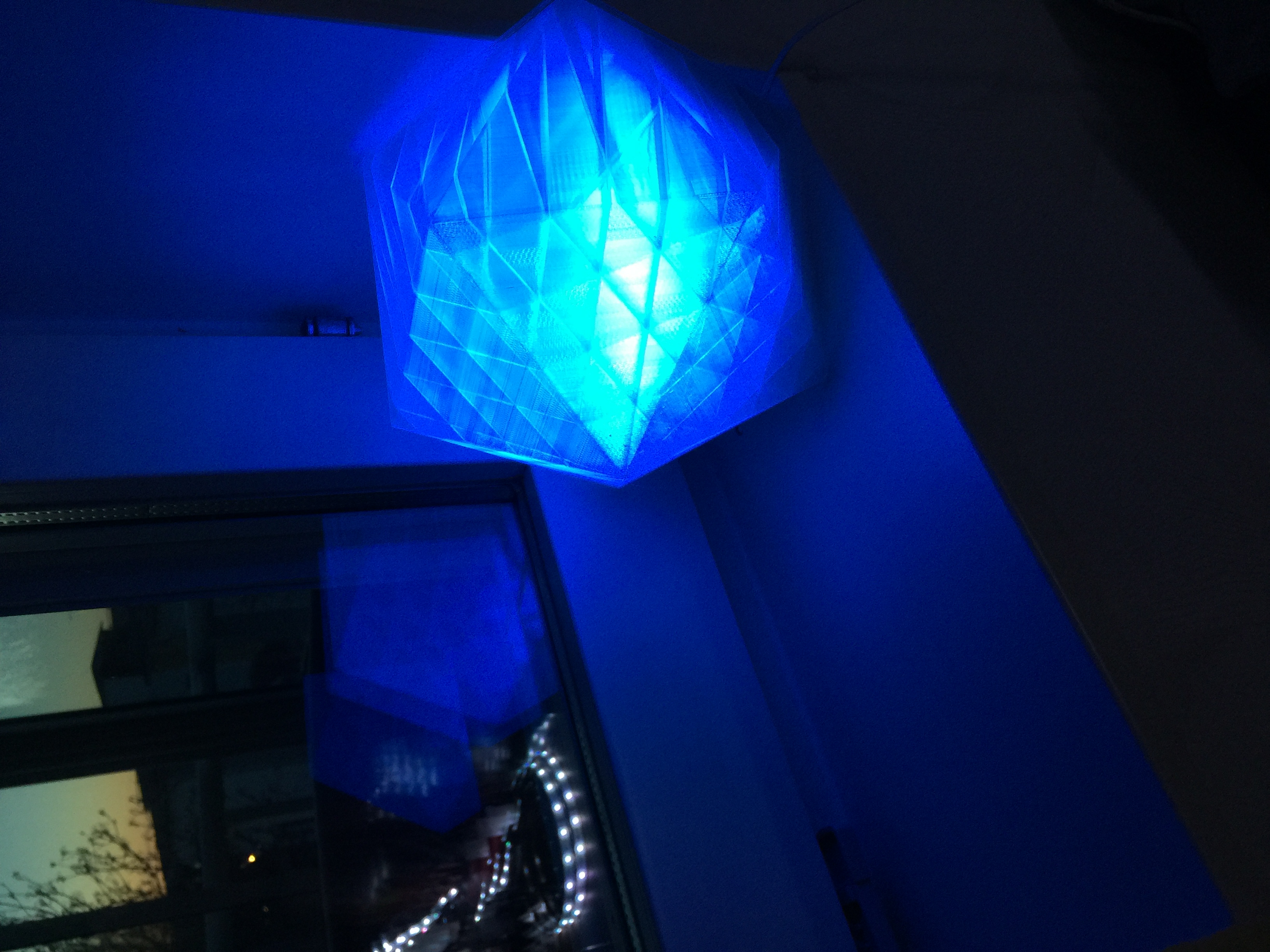 Penta self watering flower pot turned Philips Hue lamp shade