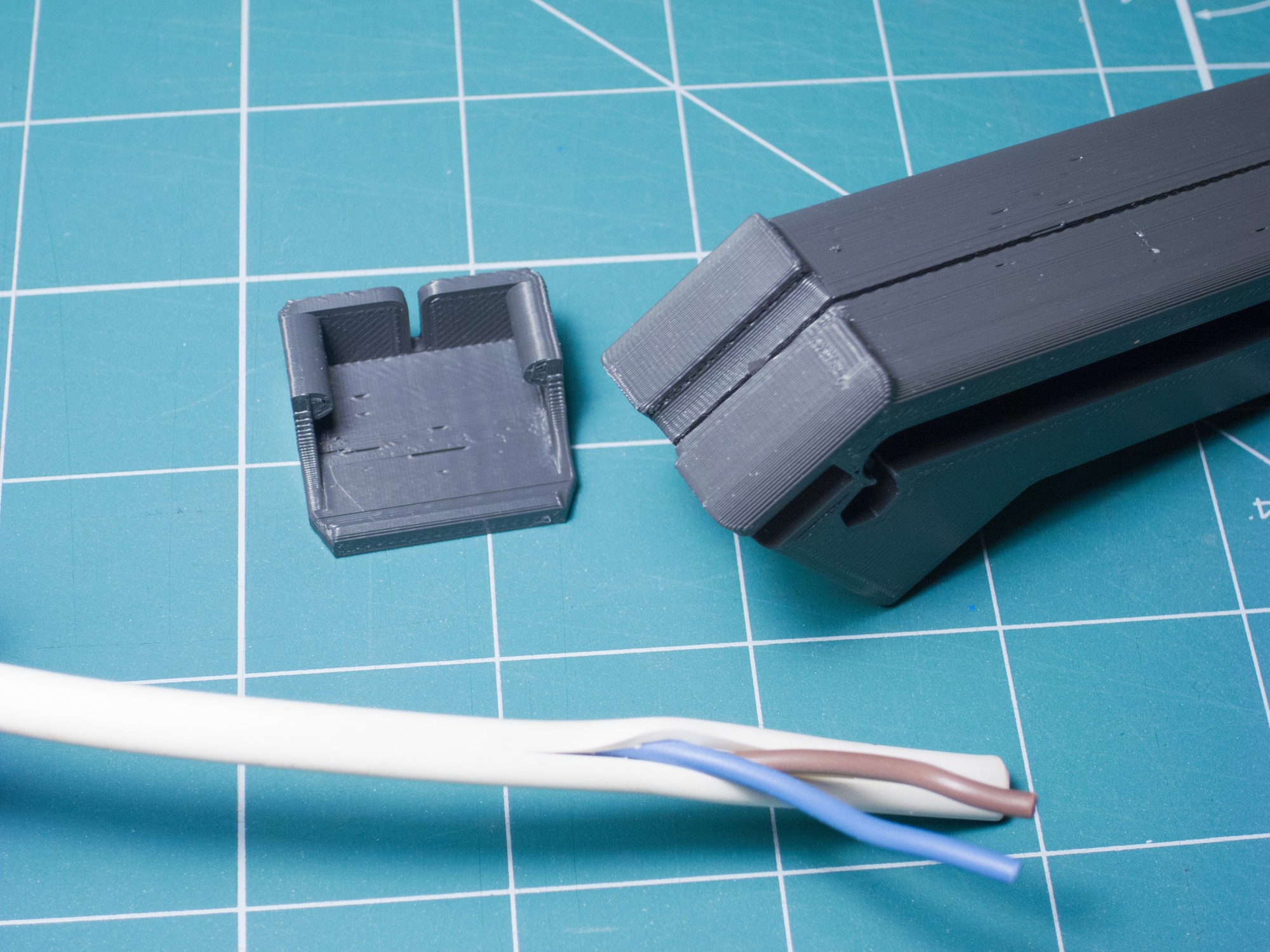 Flat cable knife