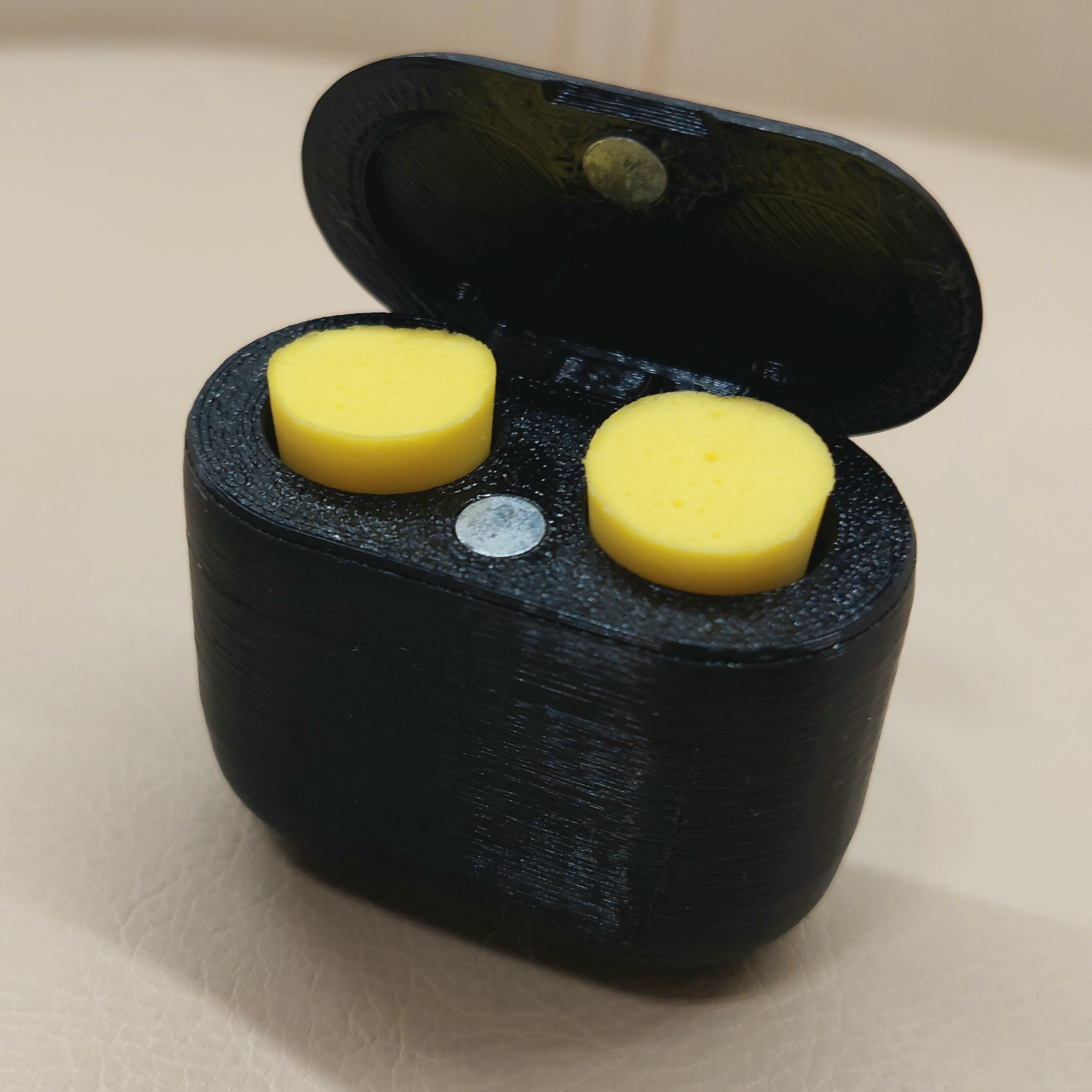 Earplug case with automatic ejection
