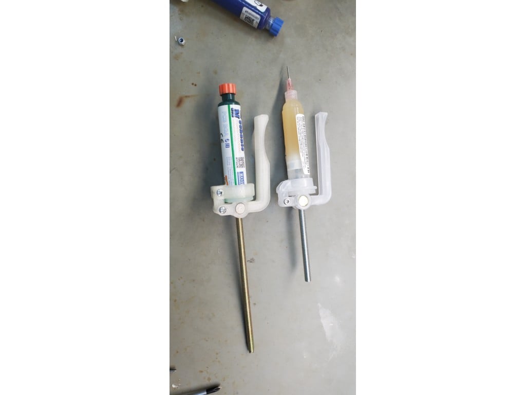 Flux/solder paste syringe extruder
