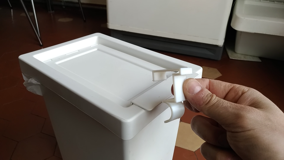 Lid lock for IKEA Filur trash bin