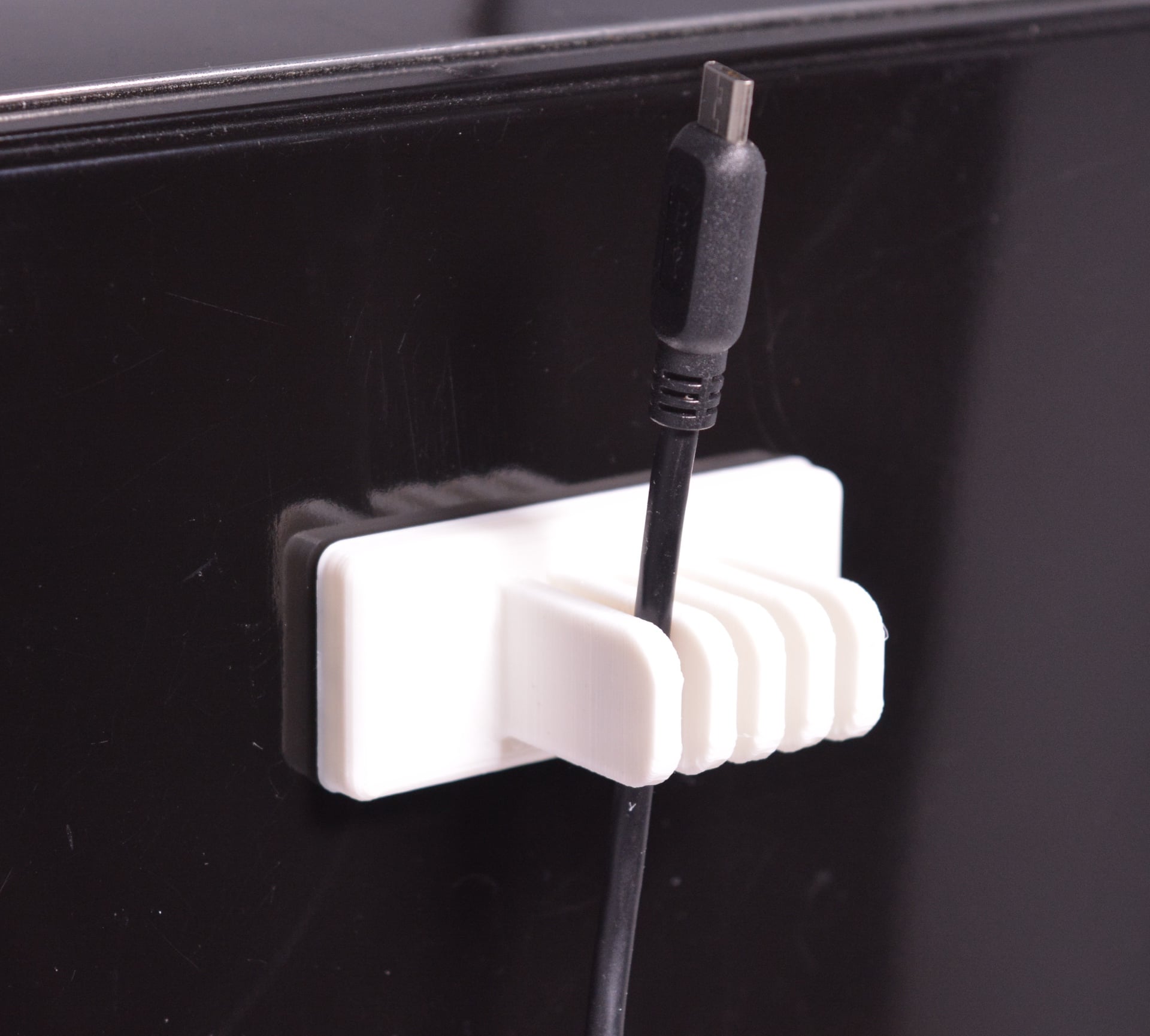 Magnetic Cable Manager