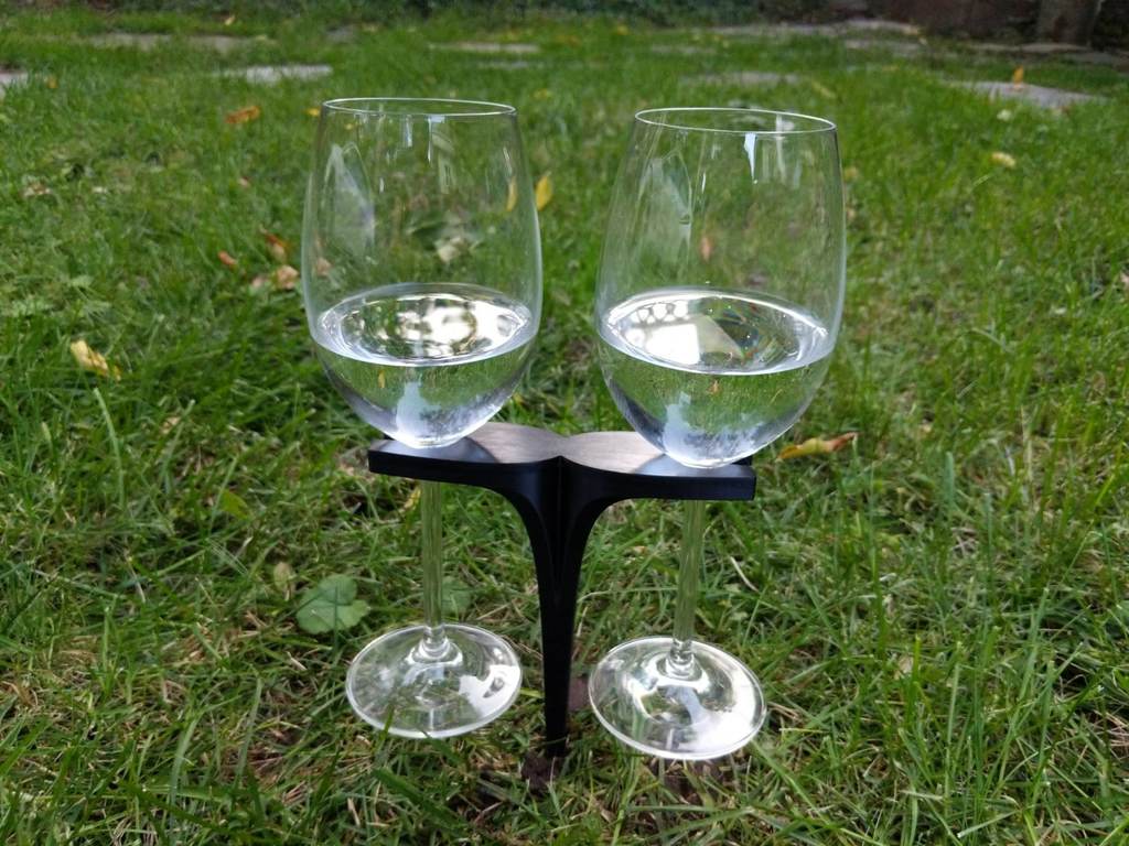 Outdoor Wine Glass Holders for Lawns and Picnics