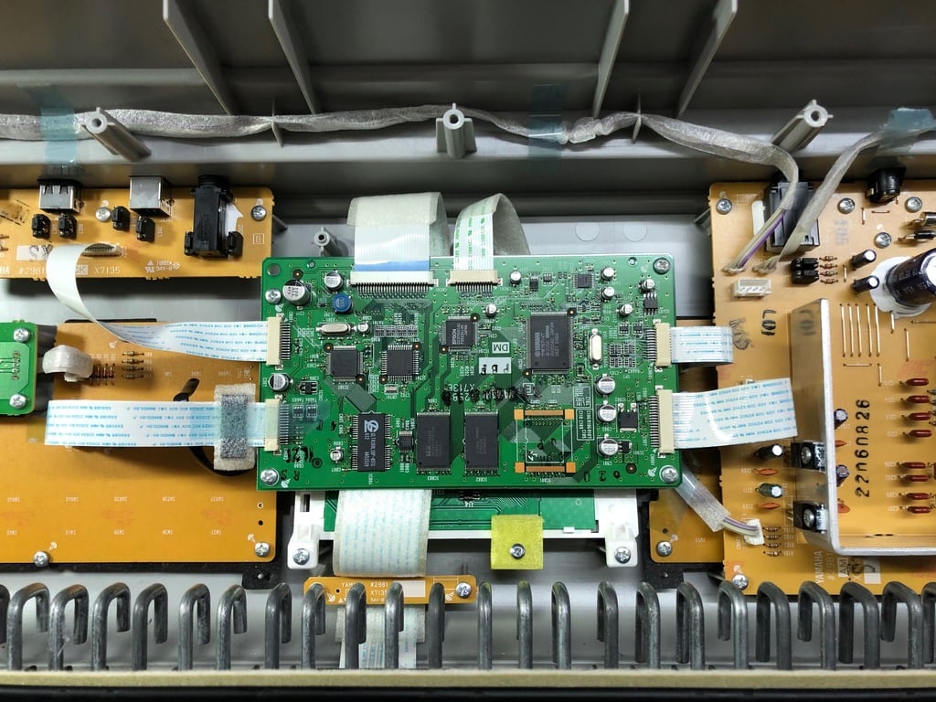 Clamp to fix screen problem - Yamaha DGX 620