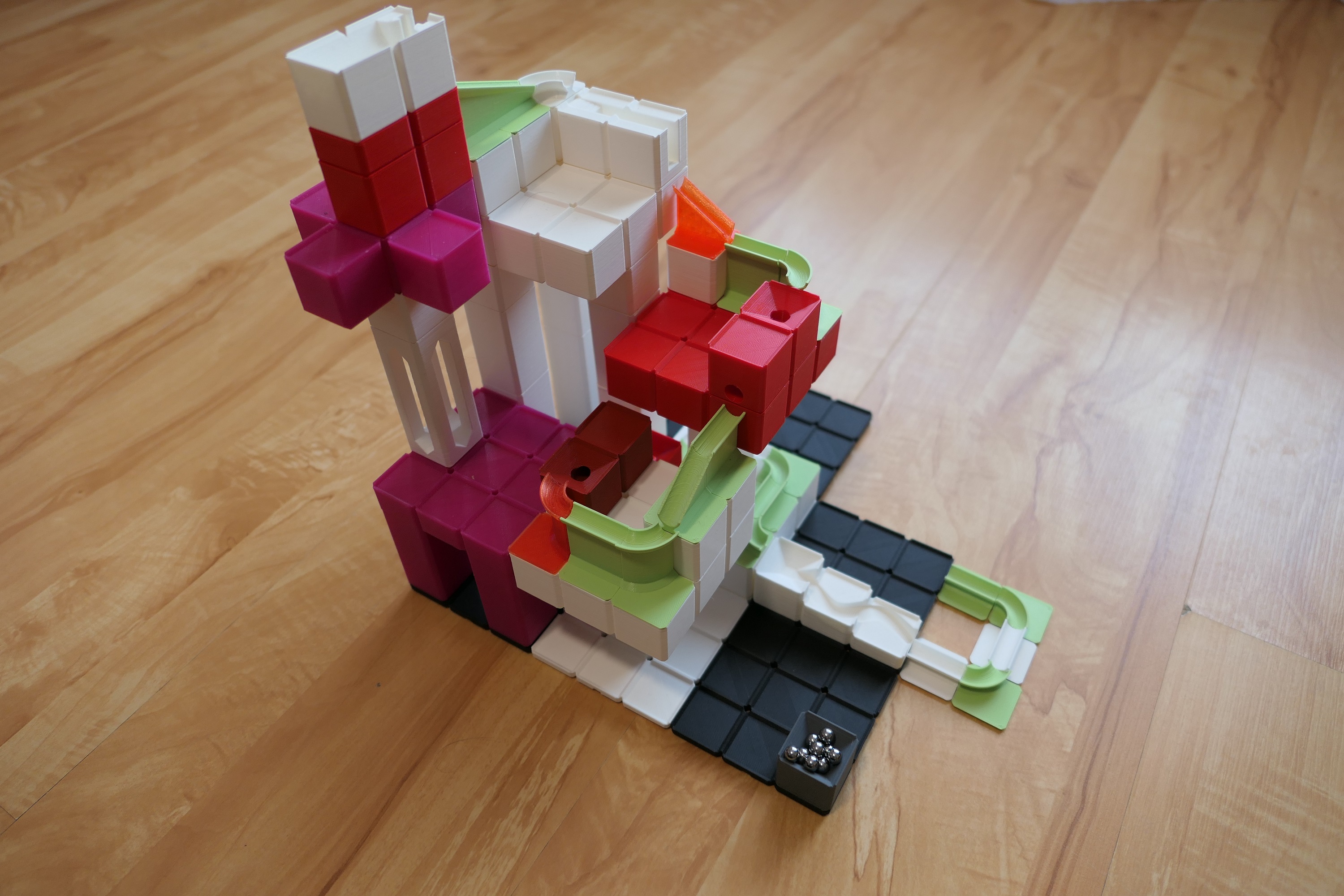 Easy modular marble run