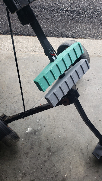Disc golf cart bag support bar