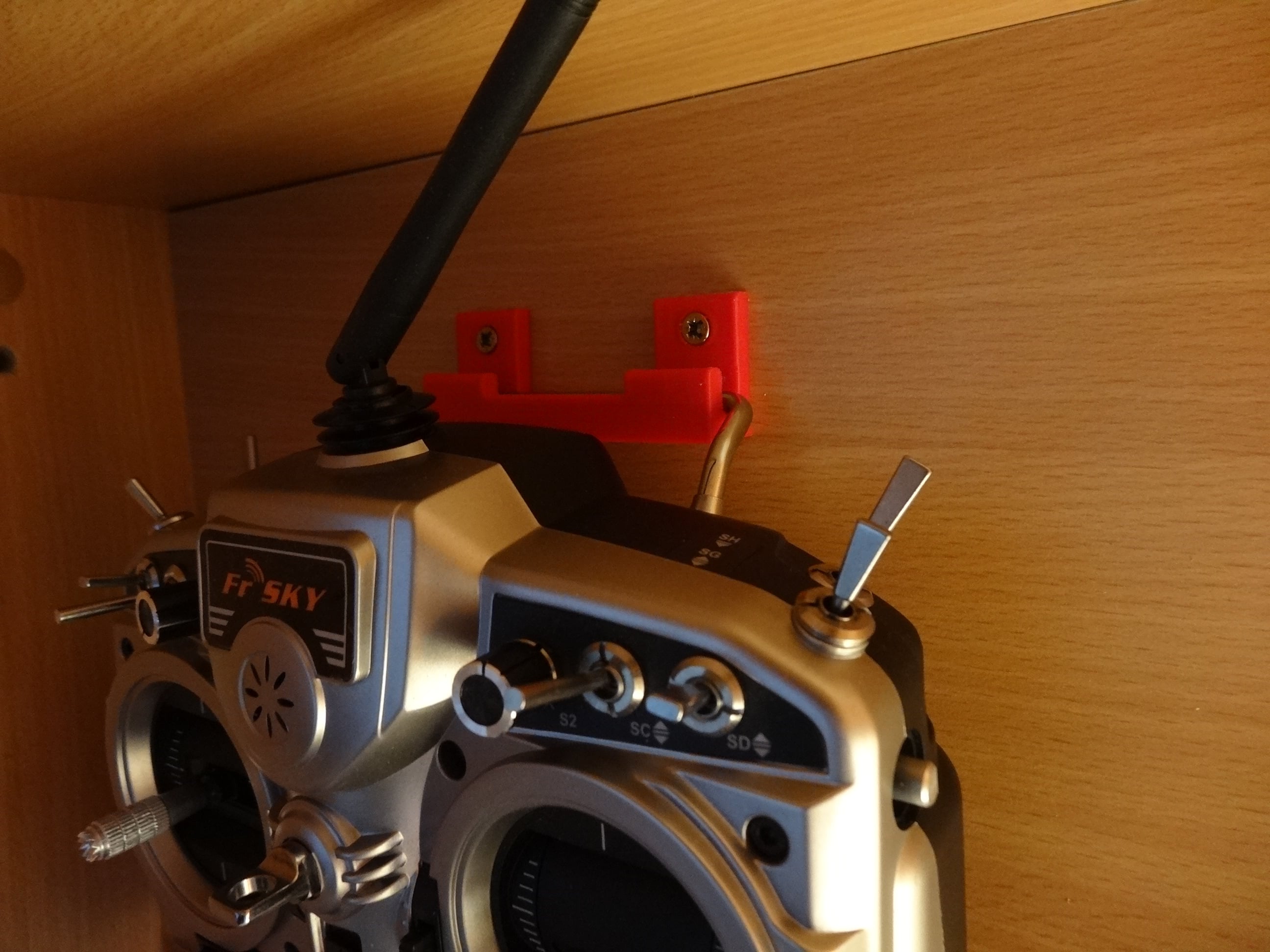 Wall mount for Taranis transmitter - Support mural pour radio Taranis