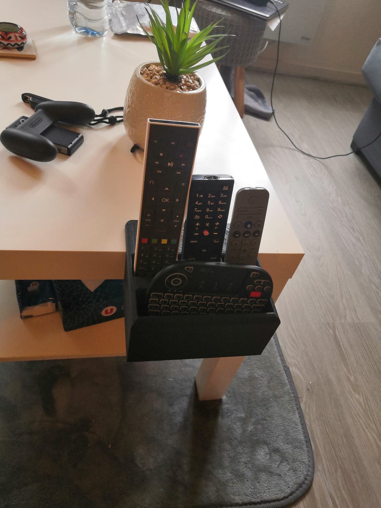 TV remote control holder / Rangement télécommande TV