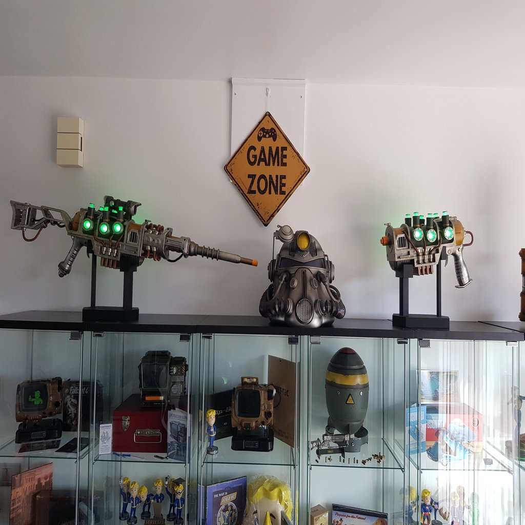 Fallout Plasma Riffle and Pistol Replica Gun Display