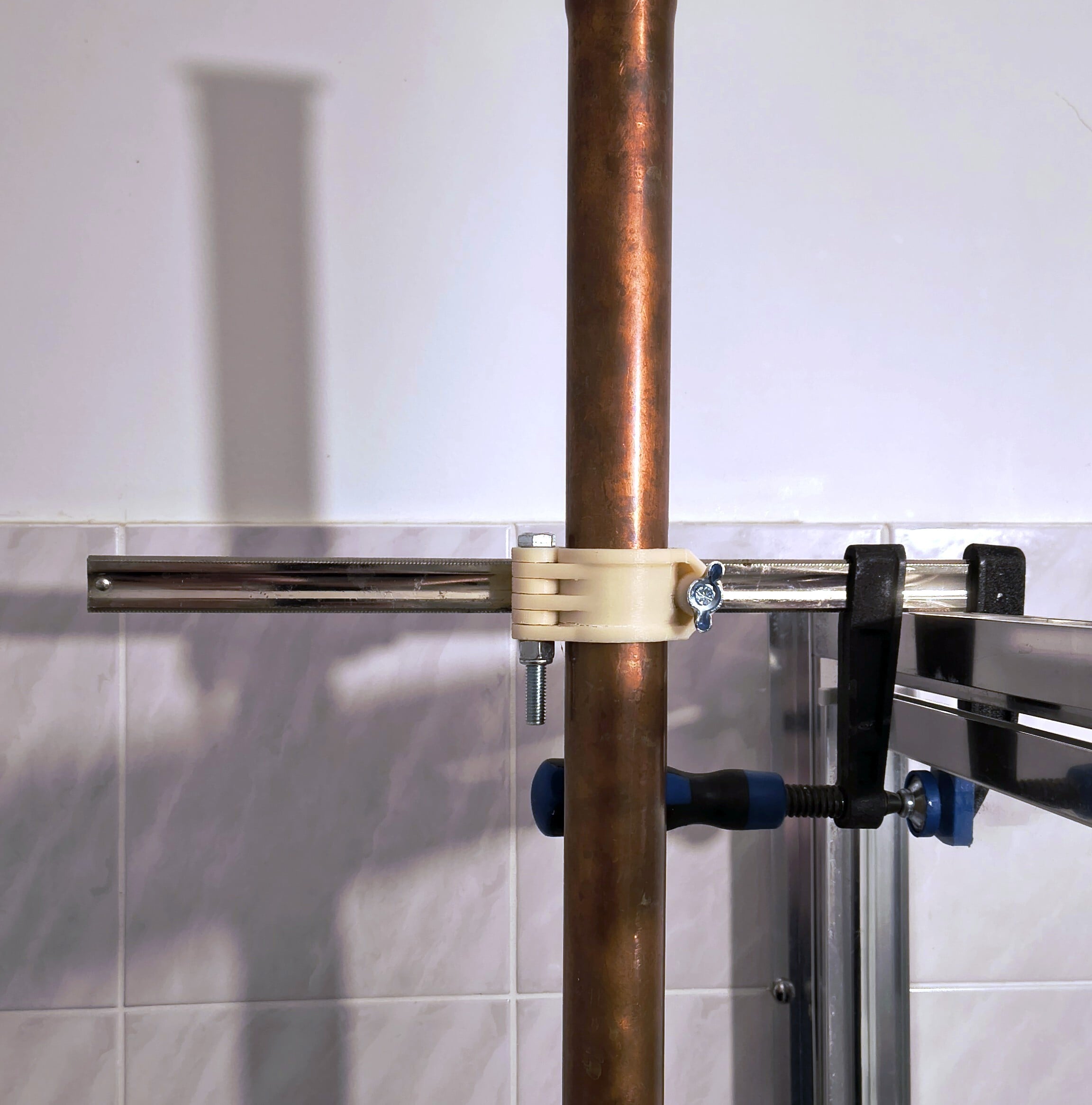 Tube clamp for supporting a distilling column