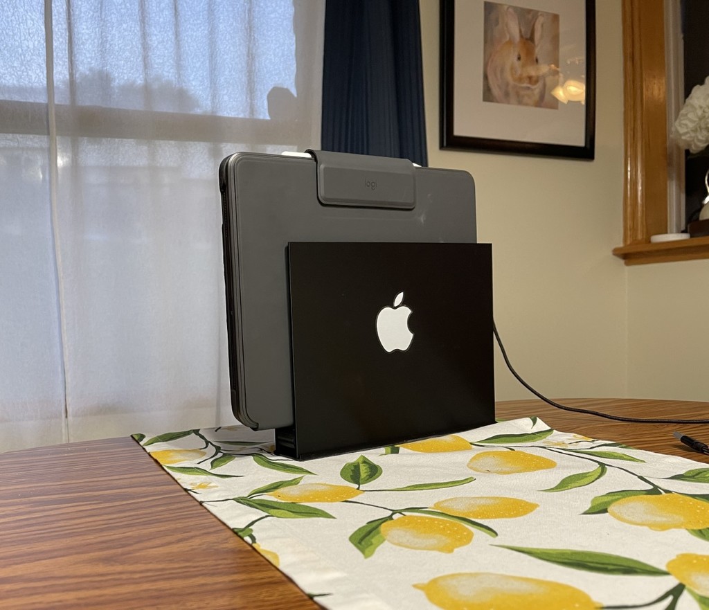 iPad Magnetic Charging Stand 