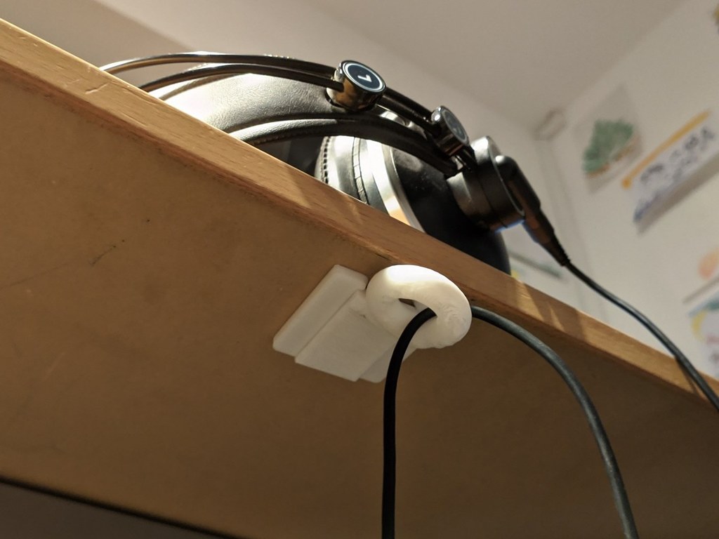 Magnetic Headphone Cable Guide