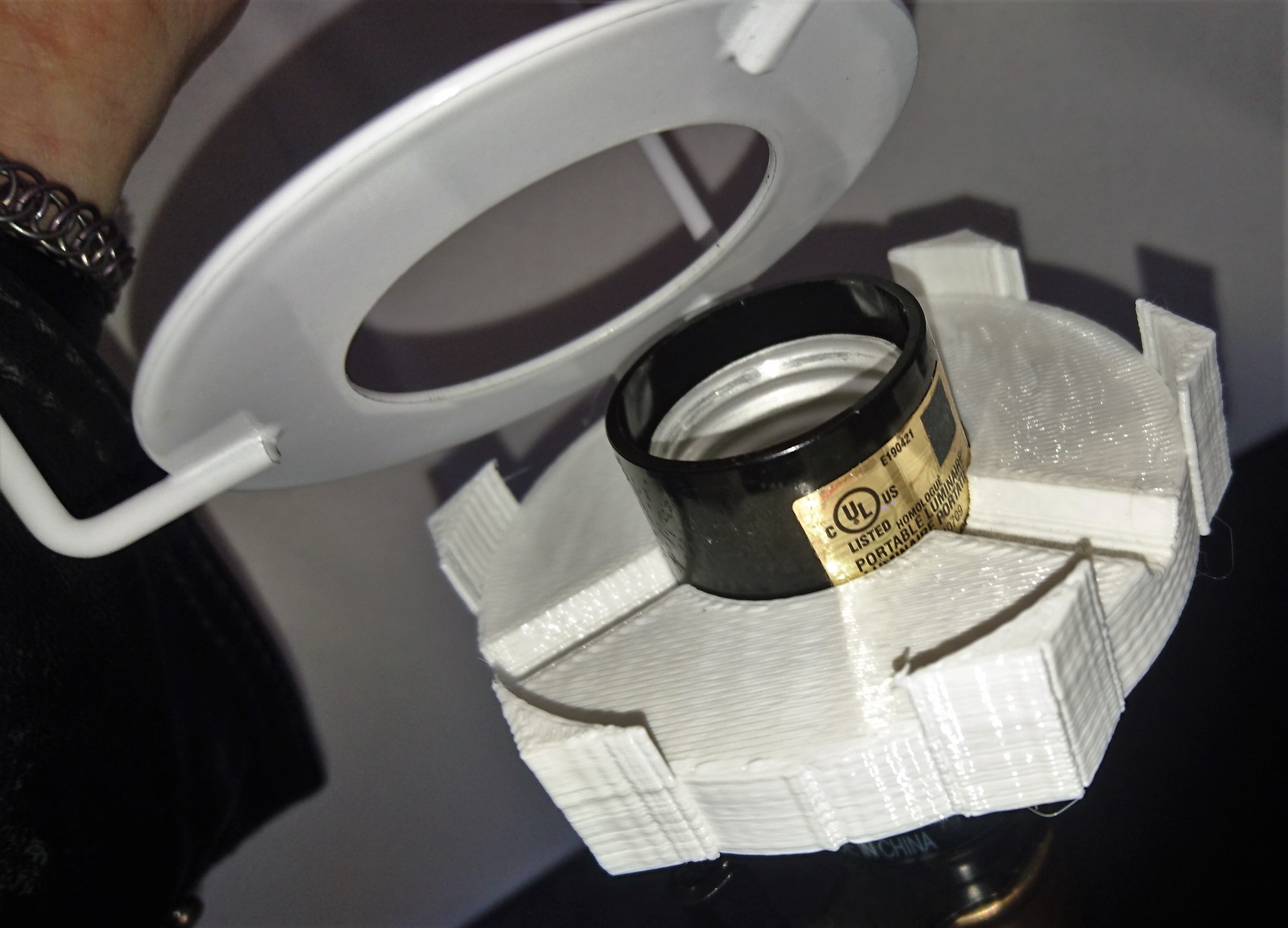 Support ring for harpless lampshade