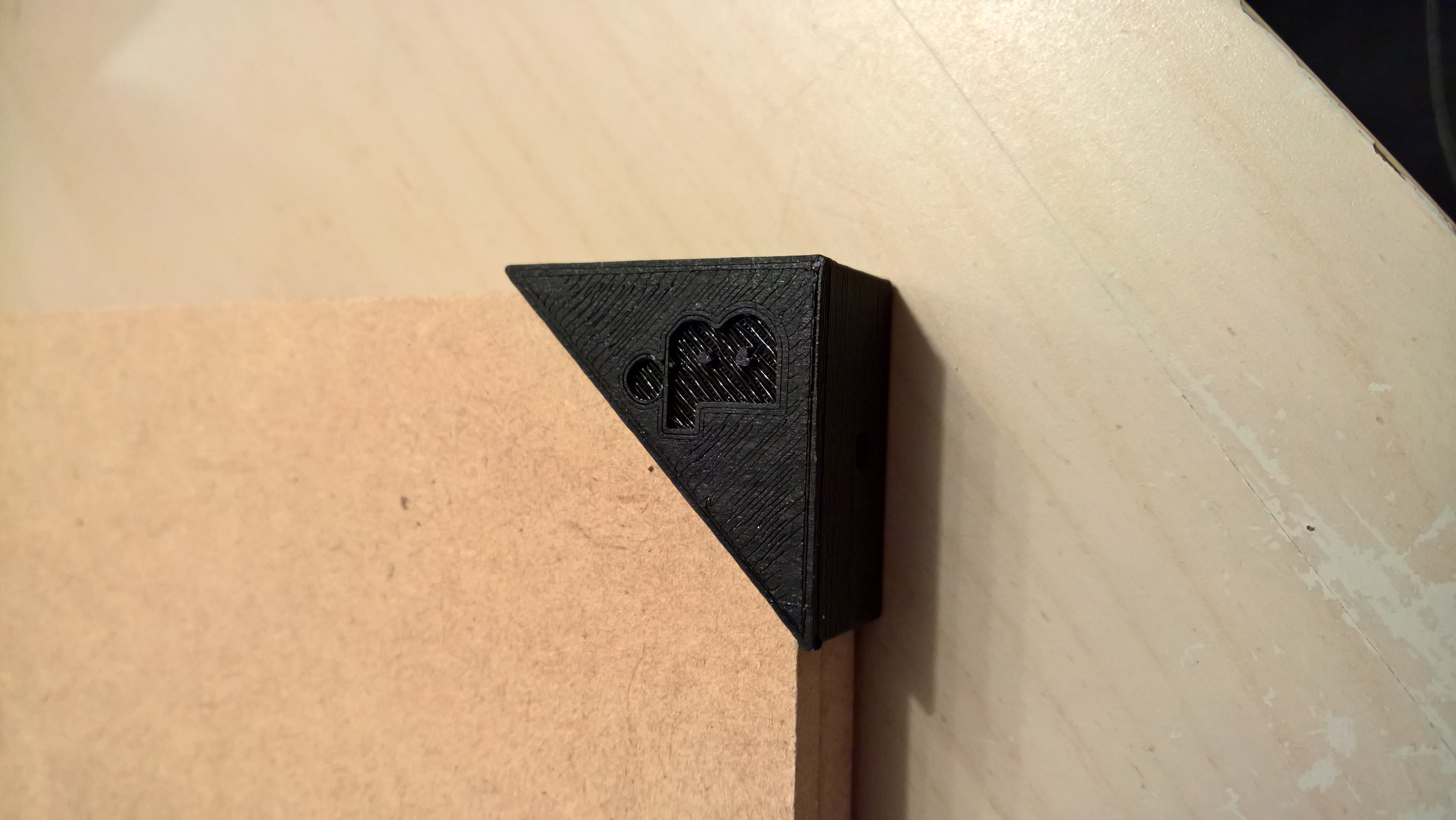Fixation pour plaque de medium sur plateau alu.